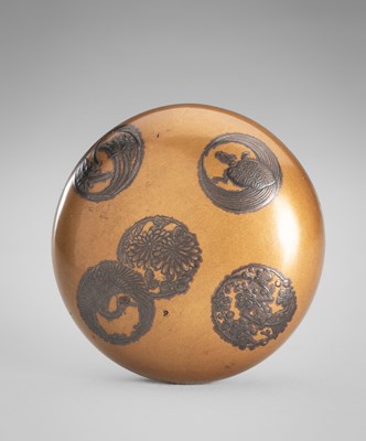 Lot 1763 - INAGAWA: A GOLD LACQUER MANJU NETSUKE WITH FLOWERS, CRANES, AND MINOGAME