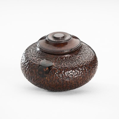 Lot 1578 - A FINE WOOD MANJU NETSUKE OF A TEA KETTLE (CHAGAMA)