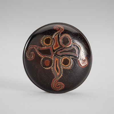 Lot 1759 - A RARE LACQUERED WOOD MANJU NETSUKE WITH A STYLIZED BUTTERFLY
