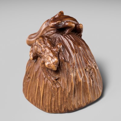 Lot 119 - A WOOD NETSUKE OF FROGS ON A LOTUS POD