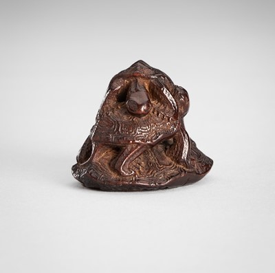 Lot 1603 - KOZAN: A SMALL WOOD NETSUKE OF TWO TURTLES