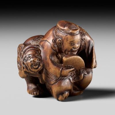 Lot 483 - A WOOD NETSUKE OF TWO MANZAI PERFORMERS