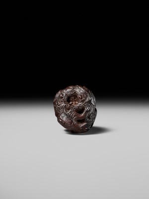 Lot 154 - KOKEI: A FINE WOOD NETSUKE OF RAIJIN PEERING THROUGH CLOUDS