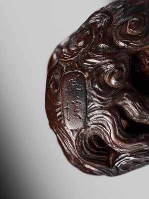 Lot 154 - KOKEI: A FINE WOOD NETSUKE OF RAIJIN PEERING THROUGH CLOUDS