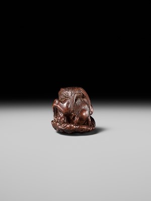 Lot 154 - KOKEI: A FINE WOOD NETSUKE OF RAIJIN PEERING THROUGH CLOUDS