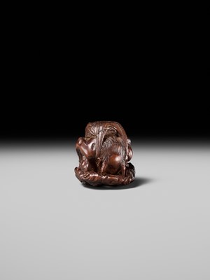 Lot 154 - KOKEI: A FINE WOOD NETSUKE OF RAIJIN PEERING THROUGH CLOUDS