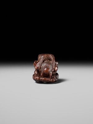 Lot 154 - KOKEI: A FINE WOOD NETSUKE OF RAIJIN PEERING THROUGH CLOUDS