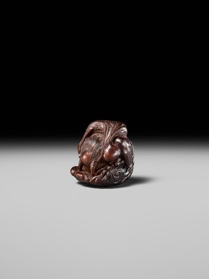 Lot 154 - KOKEI: A FINE WOOD NETSUKE OF RAIJIN PEERING THROUGH CLOUDS