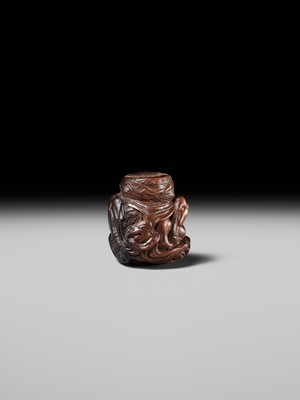 Lot 154 - KOKEI: A FINE WOOD NETSUKE OF RAIJIN PEERING THROUGH CLOUDS