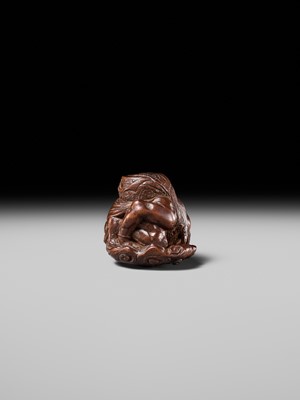 Lot 154 - KOKEI: A FINE WOOD NETSUKE OF RAIJIN PEERING THROUGH CLOUDS