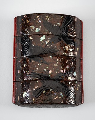 Lot 252 - AN INLAID THREE-CASE LACQUER INRO DEPICTING CROWS