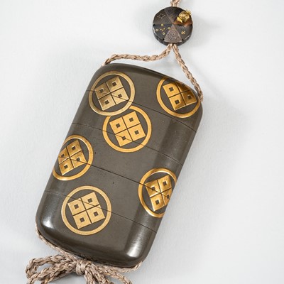 Lot 249 - A FINE LACQUER INRO DEPICTING MITSUI FAMILY CRESTS