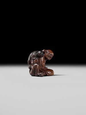 Lot 219 - MIWA: AN AMUSING WOOD NETSUKE OF A SARUMAWASHI WITH MONKEY