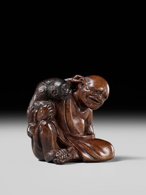 Lot 219 - MIWA: AN AMUSING WOOD NETSUKE OF A SARUMAWASHI WITH MONKEY