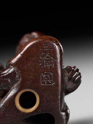 Lot 219 - MIWA: AN AMUSING WOOD NETSUKE OF A SARUMAWASHI WITH MONKEY