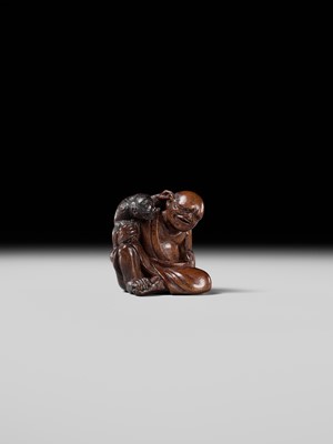 Lot 219 - MIWA: AN AMUSING WOOD NETSUKE OF A SARUMAWASHI WITH MONKEY