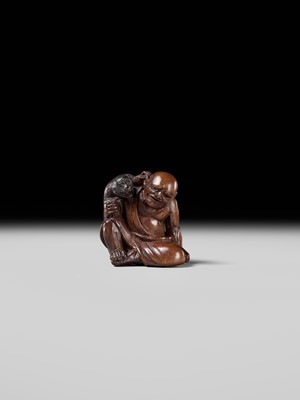 Lot 219 - MIWA: AN AMUSING WOOD NETSUKE OF A SARUMAWASHI WITH MONKEY