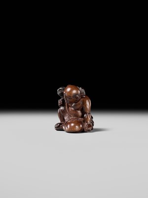 Lot 219 - MIWA: AN AMUSING WOOD NETSUKE OF A SARUMAWASHI WITH MONKEY