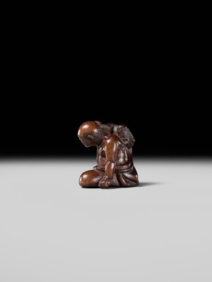 Lot 219 - MIWA: AN AMUSING WOOD NETSUKE OF A SARUMAWASHI WITH MONKEY