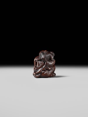 Lot 219 - MIWA: AN AMUSING WOOD NETSUKE OF A SARUMAWASHI WITH MONKEY