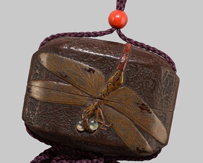 Lot 8 - A KOETSU STYLE SINGLE-CASE LACQUER INRO DEPICTING A DRAGONFLY, THE CERAMIC NETSUKE BY MIURA KENYA