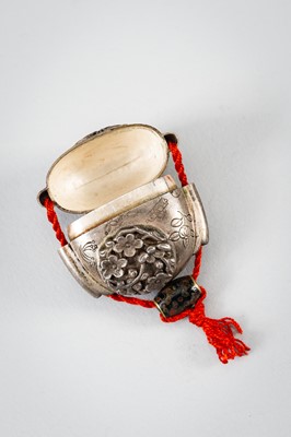 Lot 1439 - A MINIATURE SINGLE-CASE SILVER INRO DEPICTING CHERRY BLOSSOMS AND LEAVES
