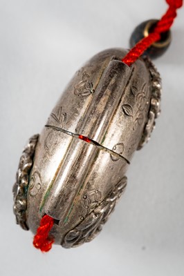 Lot 1439 - A MINIATURE SINGLE-CASE SILVER INRO DEPICTING CHERRY BLOSSOMS AND LEAVES