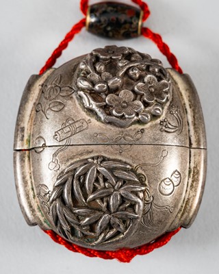 Lot 1439 - A MINIATURE SINGLE-CASE SILVER INRO DEPICTING CHERRY BLOSSOMS AND LEAVES