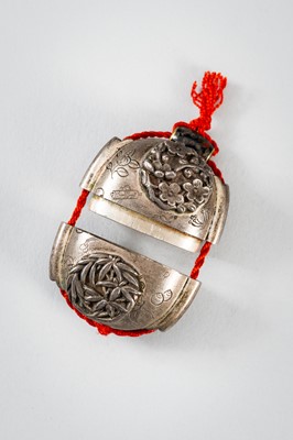 Lot 1439 - A MINIATURE SINGLE-CASE SILVER INRO DEPICTING CHERRY BLOSSOMS AND LEAVES