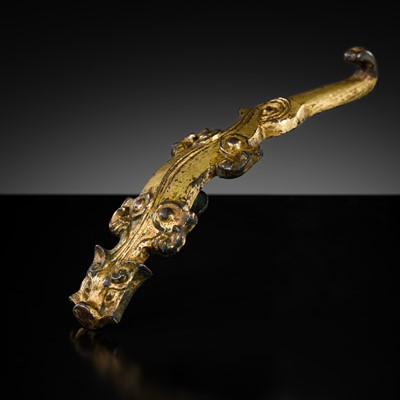 Lot 363 - A GILT-BRONZE ‘DRAGON’ GARMENT HOOK, SPRING AND AUTUMN PERIOD TO WESTERN HAN DYNASTY