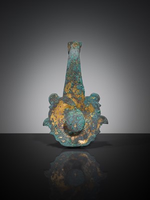 Lot 67 - A GILT BRONZE ‘TIGER’ BELT HOOK, GOU, HAN DYNASTY