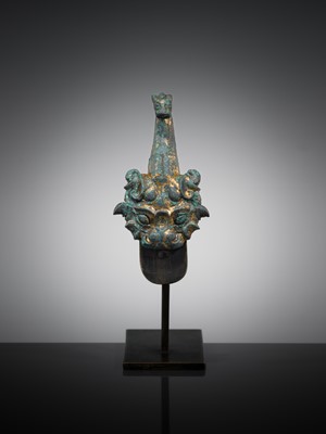 Lot 67 - A GILT BRONZE ‘TIGER’ BELT HOOK, GOU, HAN DYNASTY
