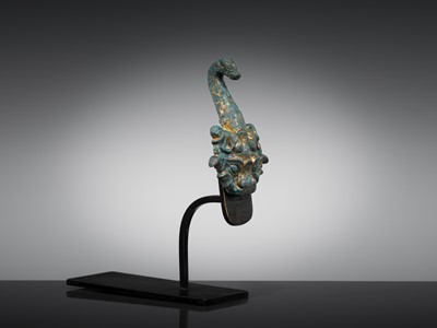 Lot 67 - A GILT BRONZE ‘TIGER’ BELT HOOK, GOU, HAN DYNASTY