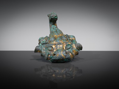 Lot 67 - A GILT BRONZE ‘TIGER’ BELT HOOK, GOU, HAN DYNASTY