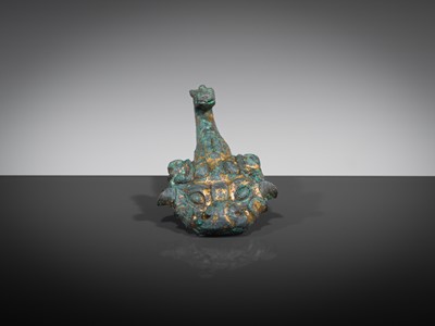 Lot 67 - A GILT BRONZE ‘TIGER’ BELT HOOK, GOU, HAN DYNASTY