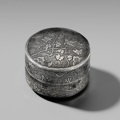 Lot 70 - A SILVER ‘BIRDS AND FLOWERS’ BOX AND COVER, TANG DYNASTY