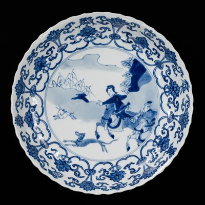 Lot 272 - A BLUE AND WHITE BARBED-RIM ‘HUNTING’ DISH, KANGXI PERIOD