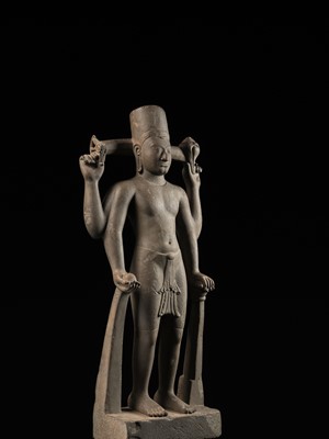 Lot 234 - AN IMPORTANT AND LARGE SANDSTONE FIGURE OF VISHNU, PRE-ANGKOR PERIOD, PHNOM DA STYLE