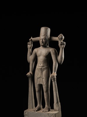 Lot 234 - AN IMPORTANT AND LARGE SANDSTONE FIGURE OF VISHNU, PRE-ANGKOR PERIOD, PHNOM DA STYLE