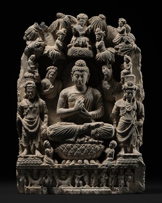 Lot 182 - AN EXCEPTIONAL GRAY SCHIST TRIAD OF BUDDHA SHAKYAMUNI FLANKED BY BODHISATTVAS, ANCIENT REGION OF GANDHARA, 3RD-4TH CENTURY