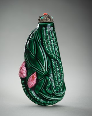 Lot 1792 - A GREEN PORCELAIN ‘LOTUS LEAF’ SNUFF BOTTLE, c. 1920s