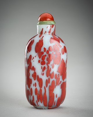 Lot 851 - A REALGAR SPLASHED GLASS SNUFF BOTTLE, LATE QING DYNASTY