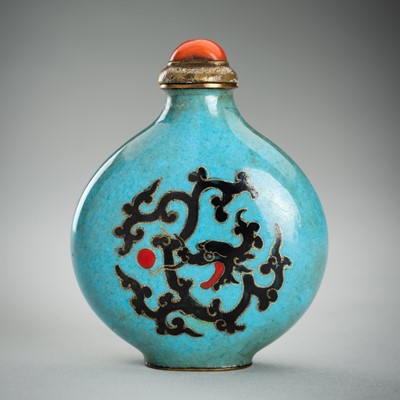 Lot 860 - A CLOISONNÉ ENAMEL SNUFF BOTTLE WITH DRAGON MOTIF, c. 1920s