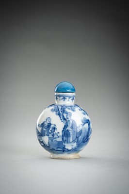 Lot 862 - A BLUE AND WHITE PORCELAIN SNUFF BOTTLE, QING DYNASTY