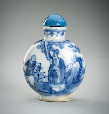 Lot 862 - A BLUE AND WHITE PORCELAIN SNUFF BOTTLE, QING DYNASTY