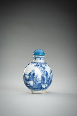 Lot 862 - A BLUE AND WHITE PORCELAIN SNUFF BOTTLE, QING DYNASTY