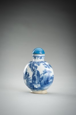 Lot 862 - A BLUE AND WHITE PORCELAIN SNUFF BOTTLE, QING DYNASTY