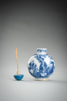 Lot 862 - A BLUE AND WHITE PORCELAIN SNUFF BOTTLE, QING DYNASTY