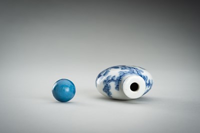 Lot 862 - A BLUE AND WHITE PORCELAIN SNUFF BOTTLE, QING DYNASTY
