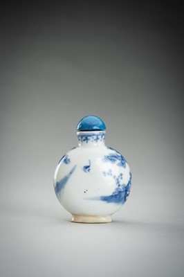 Lot 862 - A BLUE AND WHITE PORCELAIN SNUFF BOTTLE, QING DYNASTY